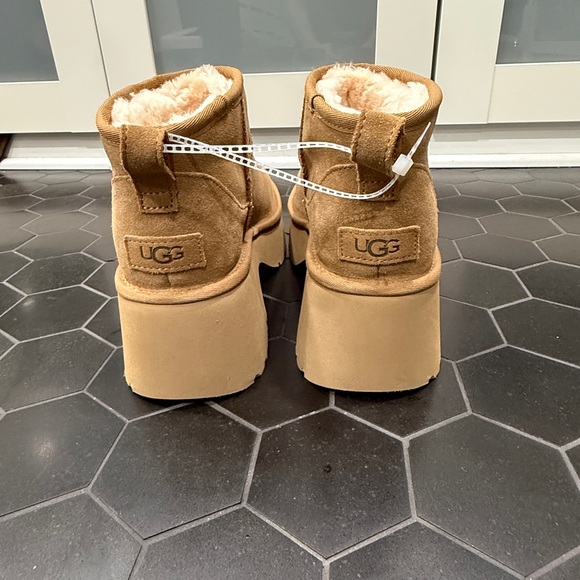 NWOT UGG Classic Ultra Mini New Heights Platform Boot Tan - Picture 4 of 7